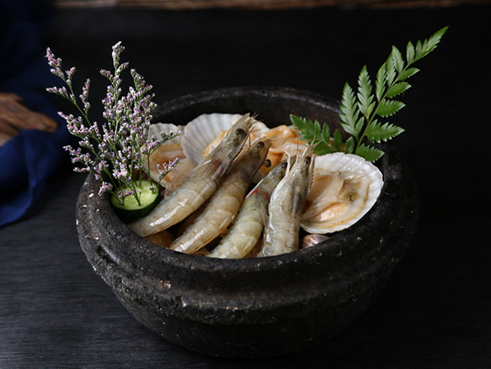 石锅焖海鲜 